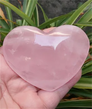 Naturalny piękny różowy kwarc kryształ uzdrowienie serca